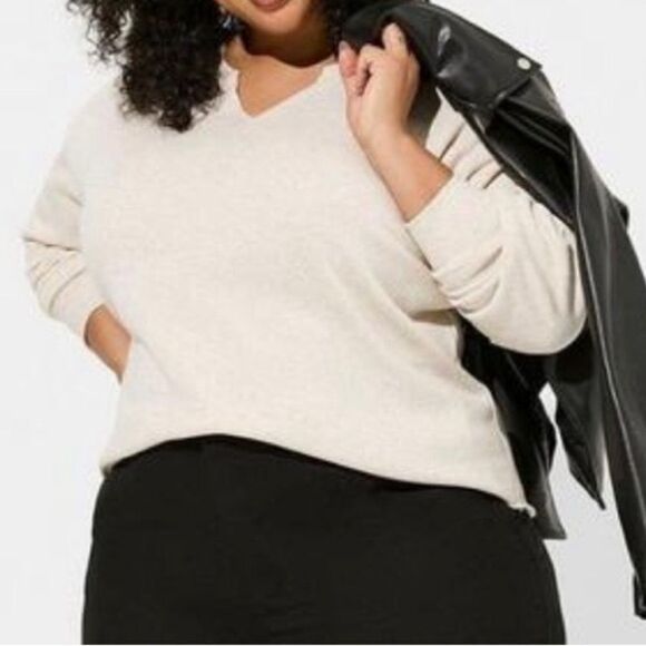 Torrid Cream Split Collar Sweatshirt Soft Cozy, perfect Stretch NWT size 3X - Picture 1 of 14
